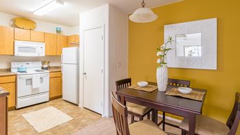 Desert Sands kitchen and breakfast table. 